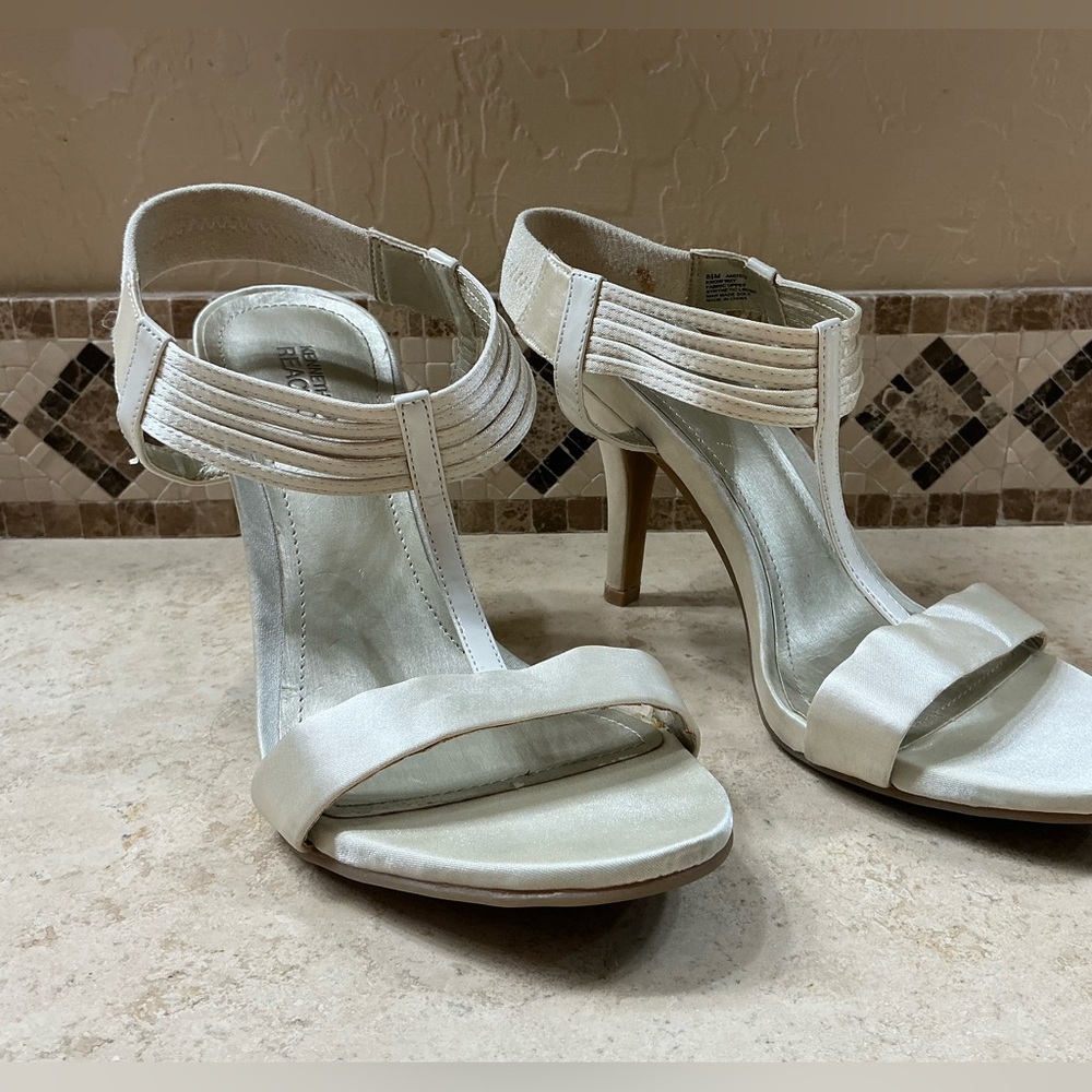 Kenneth Cole ivory satin heel Sandals